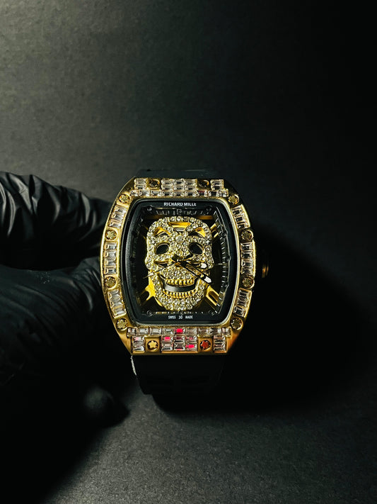 Richard Mille Calavera con Circones Blancos y Fondo Dorado