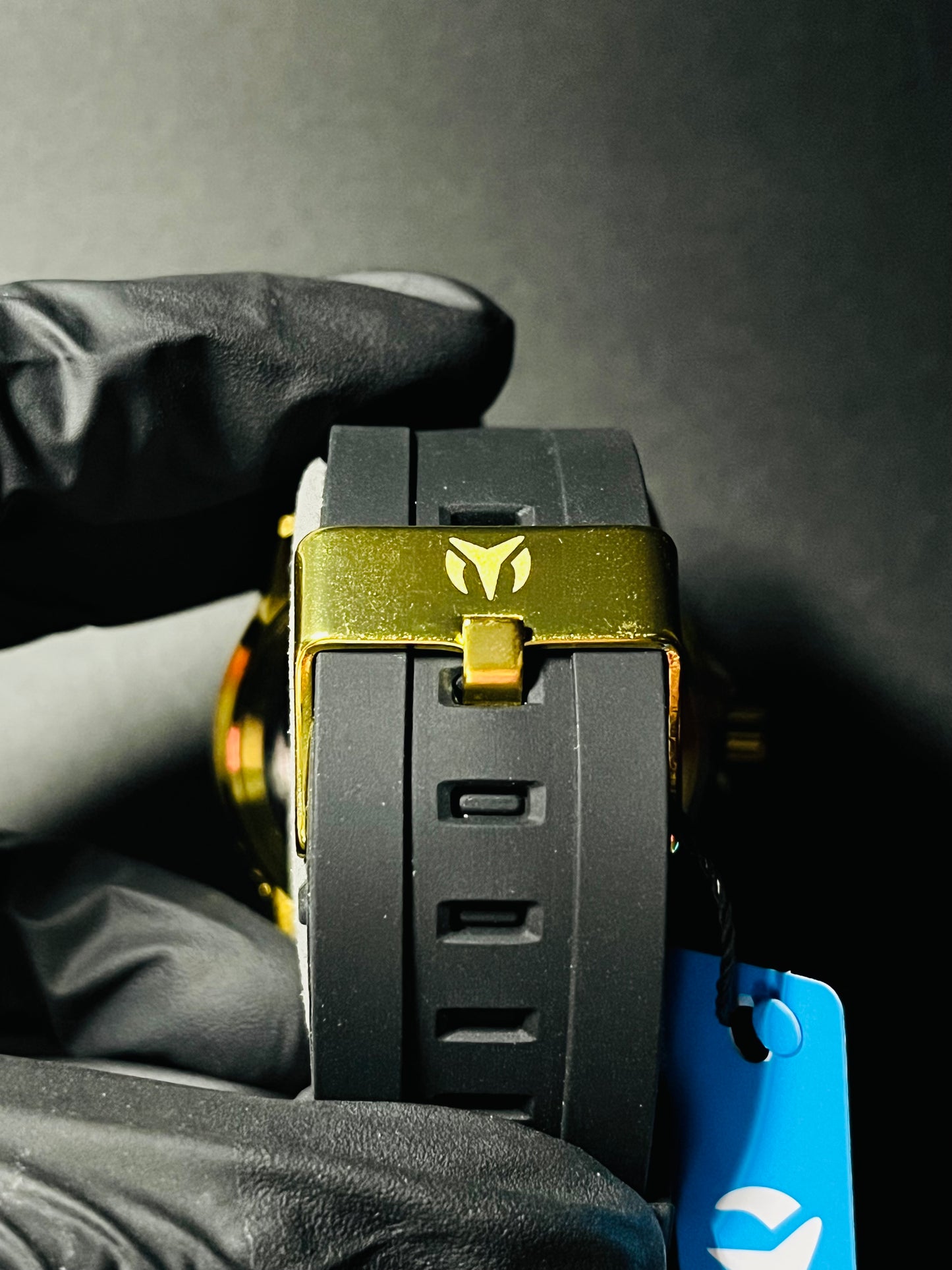Technomarine con Correa Negra, Bordes Dorados y Esfera Negra